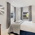 Lovely Newly-Renovated 3 Bedroom Apartment In Fulham