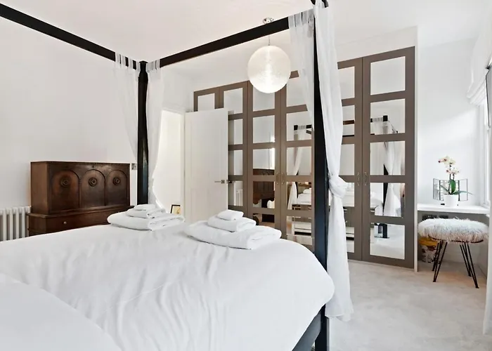 Lovely Newly-Renovated 3 Bedroom Apartment In Fulham